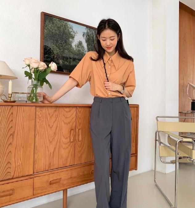 何洁素颜走机场太真实,衣着朴素没特点,看着和普通人没什么差别