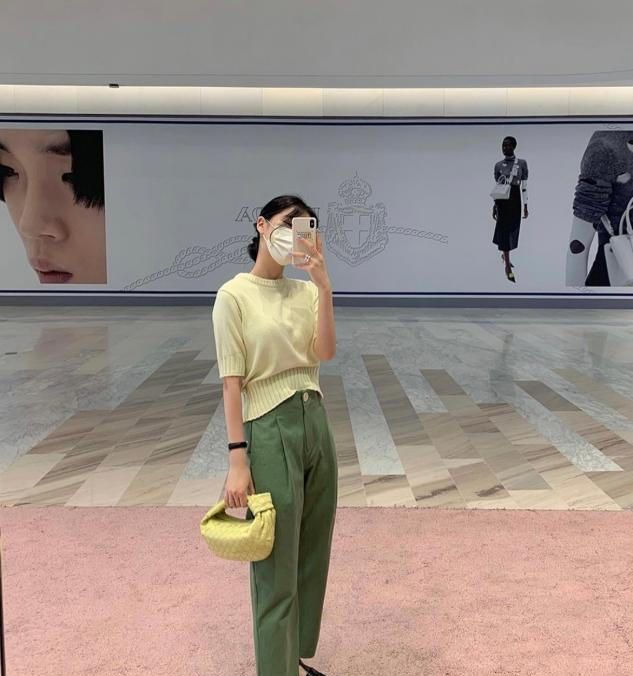 何洁素颜走机场太真实,衣着朴素没特点,看着和普通人没什么差别