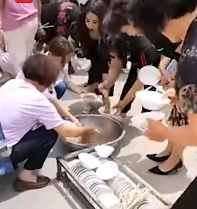 新人结婚不摆宴席请宾客吃面,亲友拿碗筷自己盛面站路边吃休闲区蓝鸢梦想 - Www.slyday.coM