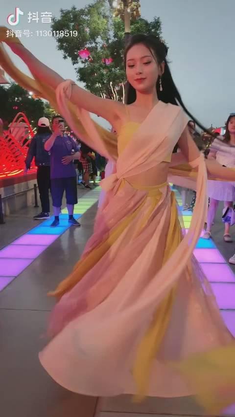 西安大唐不夜城新晋网红:千艺 不倒翁小姐姐最近似乎低调了