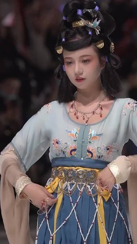 从乱世走来悻悻而去萤火虫漫展华裳九州走秀