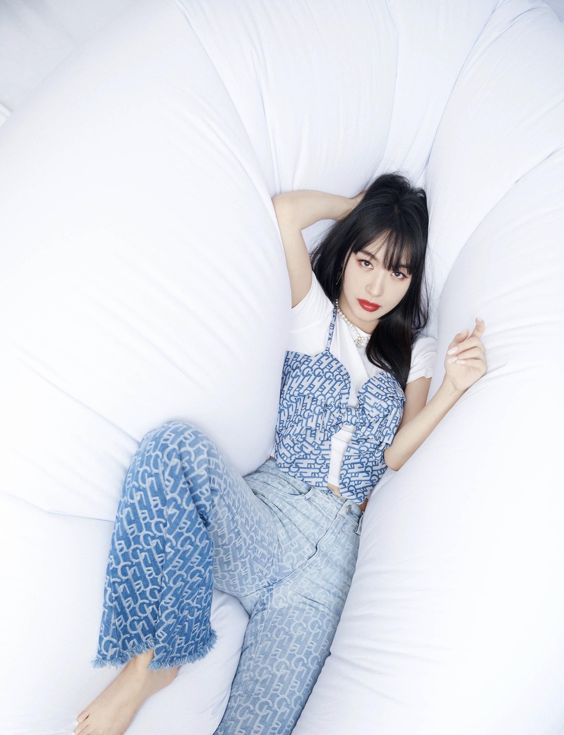 李菲儿最新机场照,黑色t恤配红色格纹短裙身材苗条,筷子腿显眼