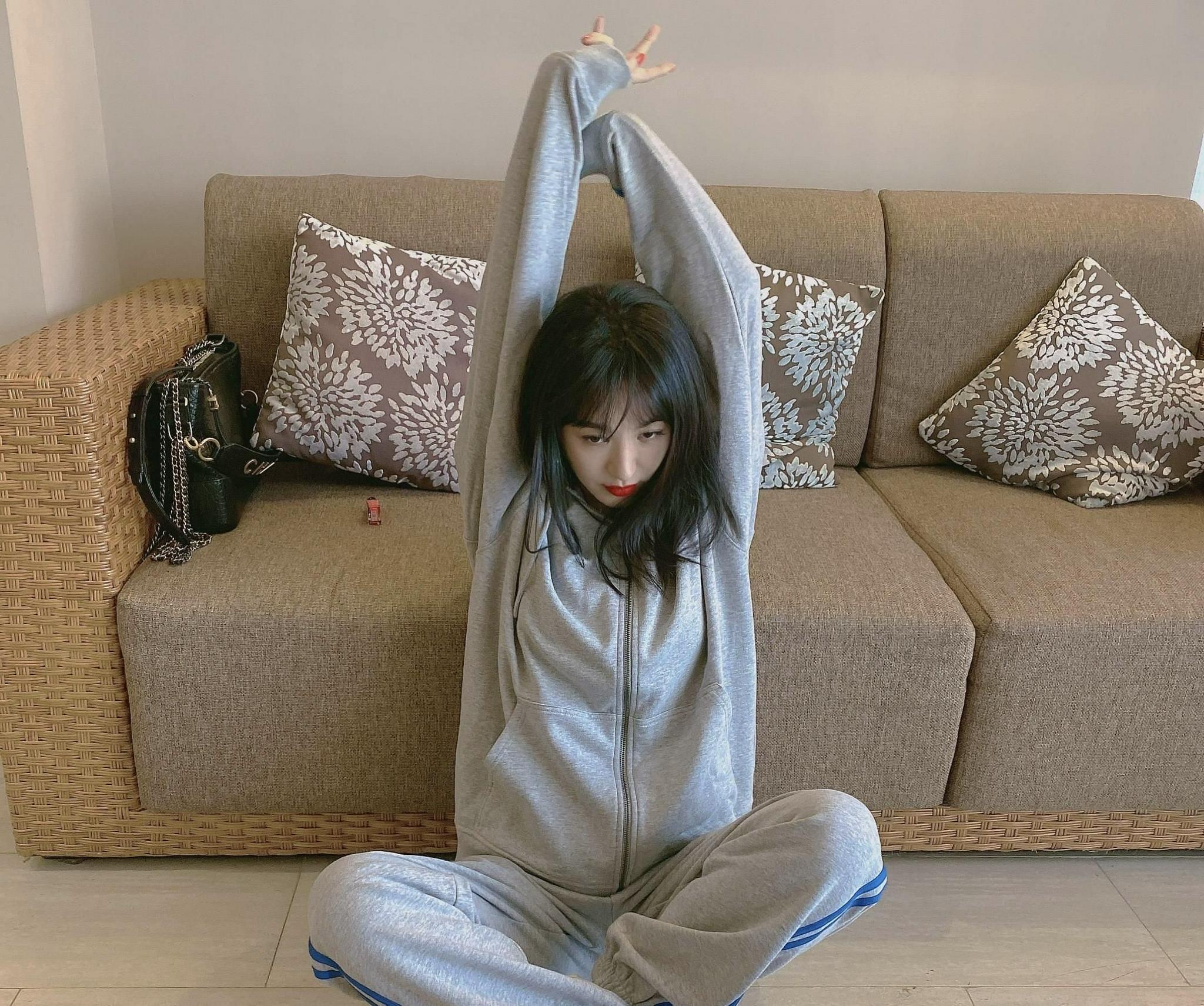 李菲儿最新机场照,黑色t恤配红色格纹短裙身材苗条,筷子腿显眼