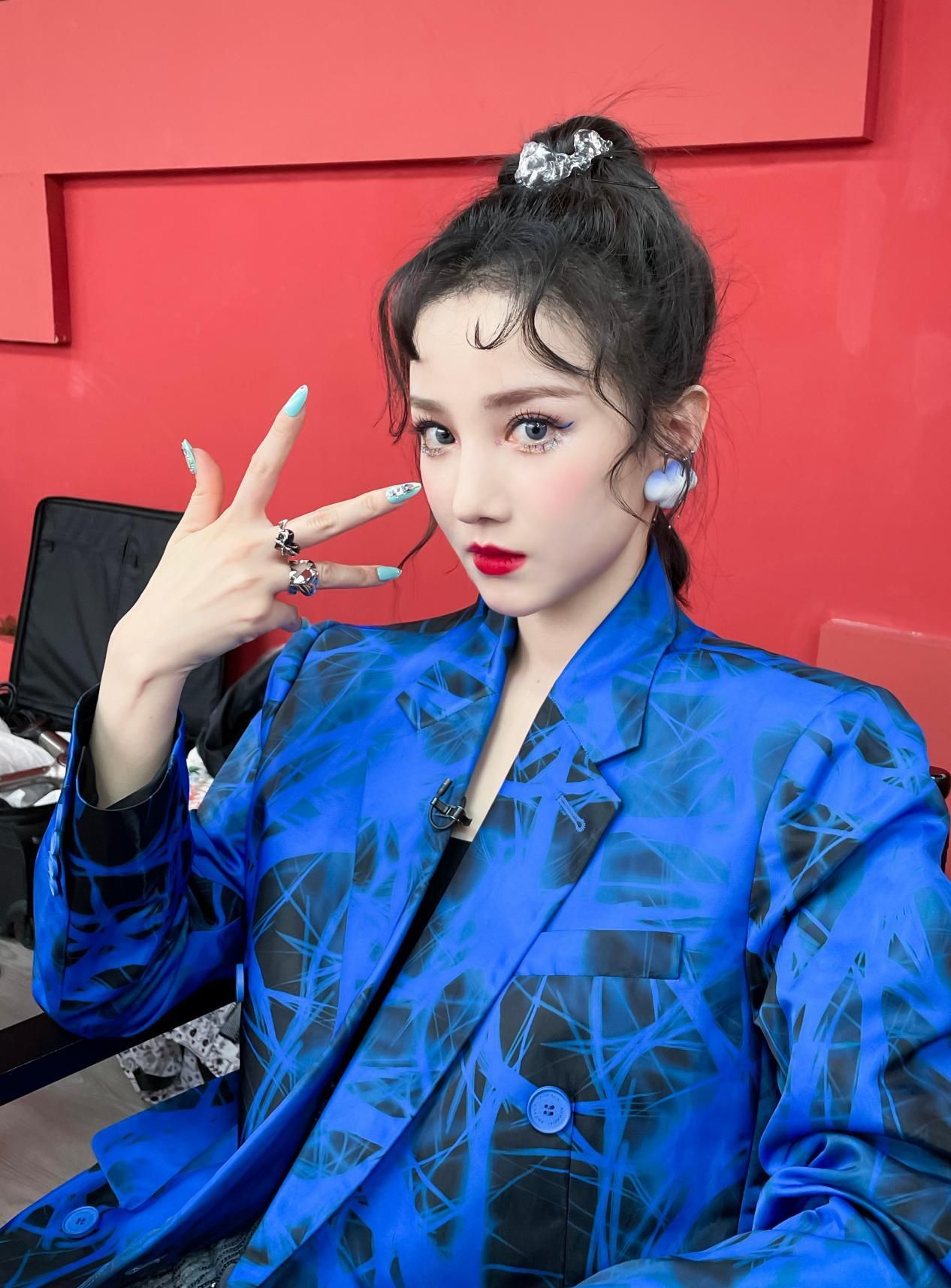 陈小纭真的好大胆穿这么短的裙子跳舞腿长就是任性