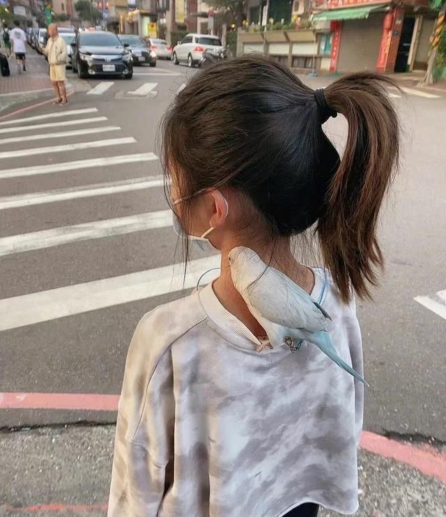 虽然grace才11岁,但她的穿搭总能给人眼前一亮的惊艳感.