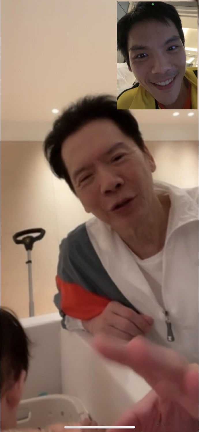 向佐晒全家福庆祝自己的第一个父亲节,郭碧婷久违复工状态好休闲区蓝鸢梦想 - Www.slyday.coM 向佐晒全家福庆祝自己的第一个父亲节,郭碧婷久违复工状态好休闲区蓝鸢梦想 - Www.slyday.coM