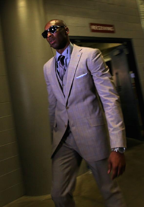 之前季后赛的生死战,詹姆斯就给全队定制了一样的西装入场,而即便是