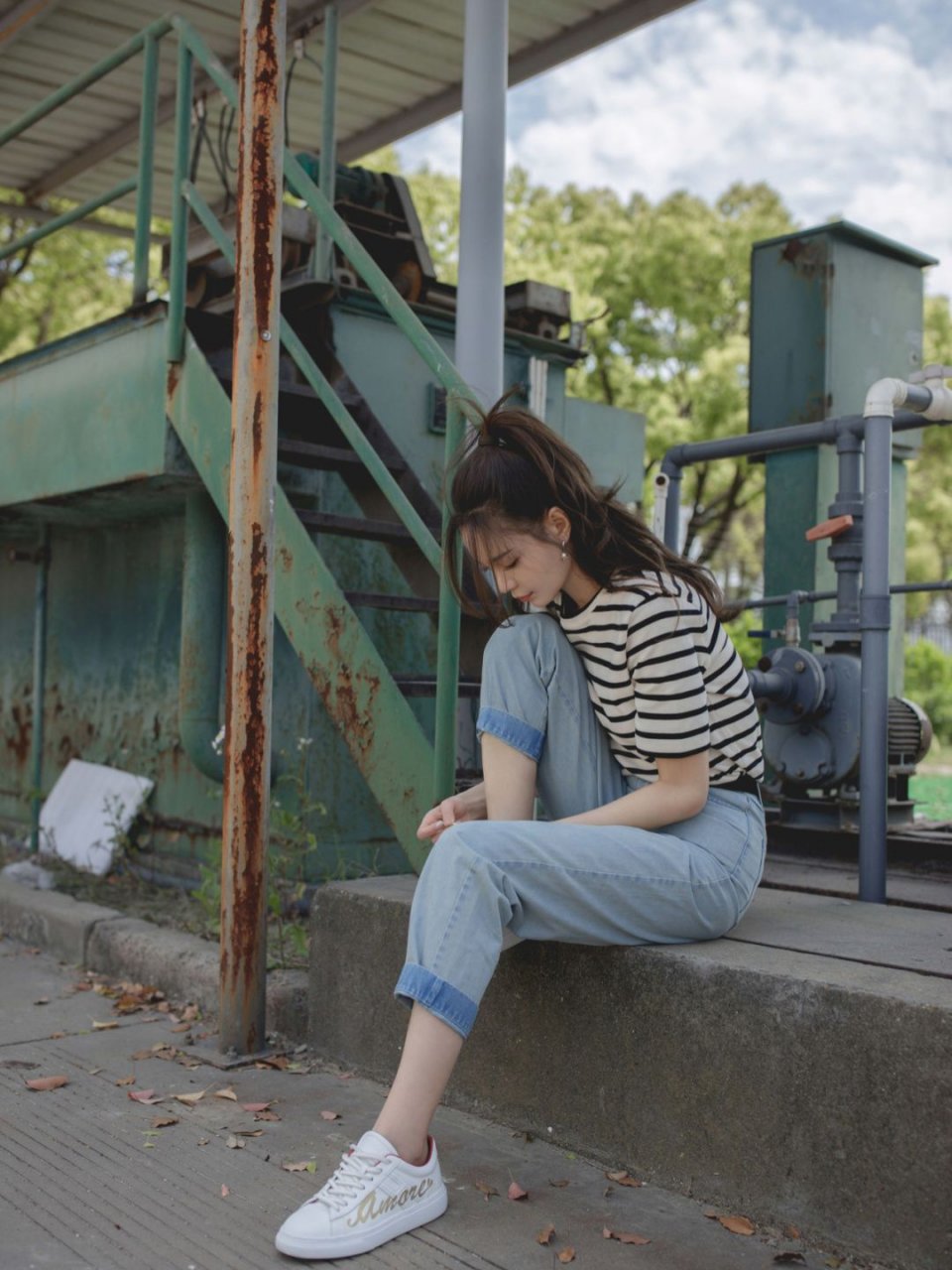 沈梦辰又美出圈,条纹t恤搭配牛仔裤清爽利落,俏皮活泼像大学生