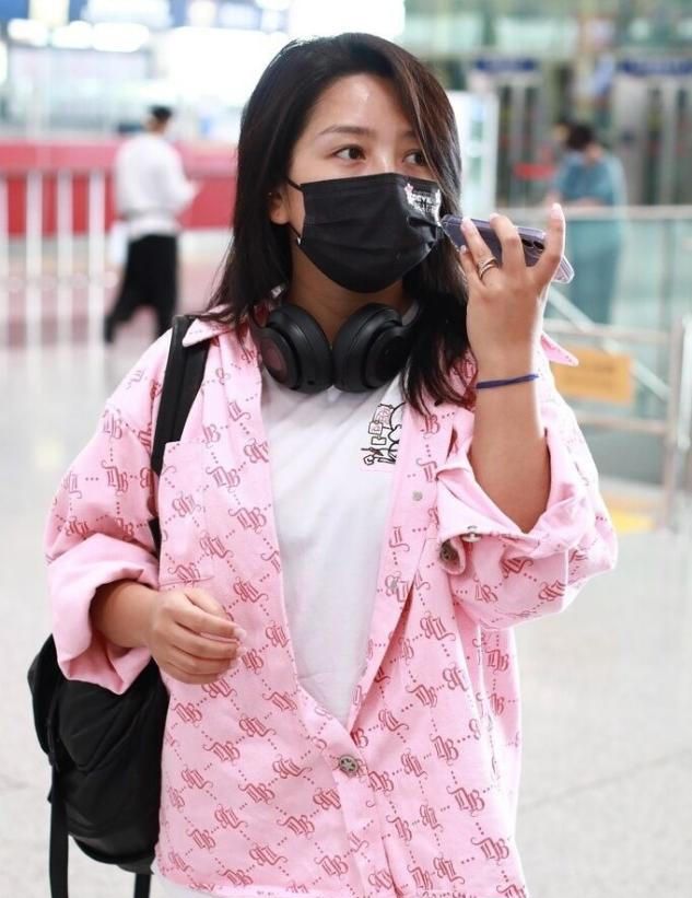 何洁素颜走机场太真实,衣着朴素没特点,看着和普通人没什么差别