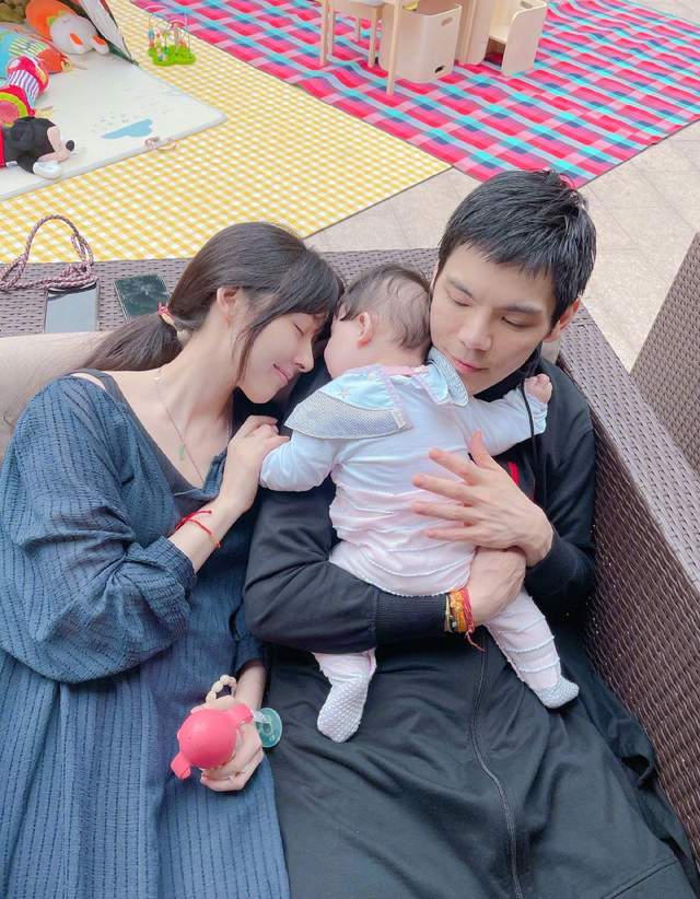 向佐父亲节晒全家福,郭碧婷肚子隆起疑怀孕?女儿正脸曝光太像爸休闲区蓝鸢梦想 - Www.slyday.coM 向佐父亲节晒全家福,郭碧婷肚子隆起疑怀孕?女儿正脸曝光太像爸休闲区蓝鸢梦想 - Www.slyday.coM