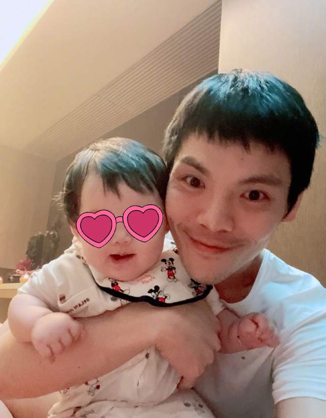 向佐父亲节晒全家福,郭碧婷肚子隆起疑怀孕?女儿正脸曝光太像爸休闲区蓝鸢梦想 - Www.slyday.coM 向佐父亲节晒全家福,郭碧婷肚子隆起疑怀孕?女儿正脸曝光太像爸休闲区蓝鸢梦想 - Www.slyday.coM