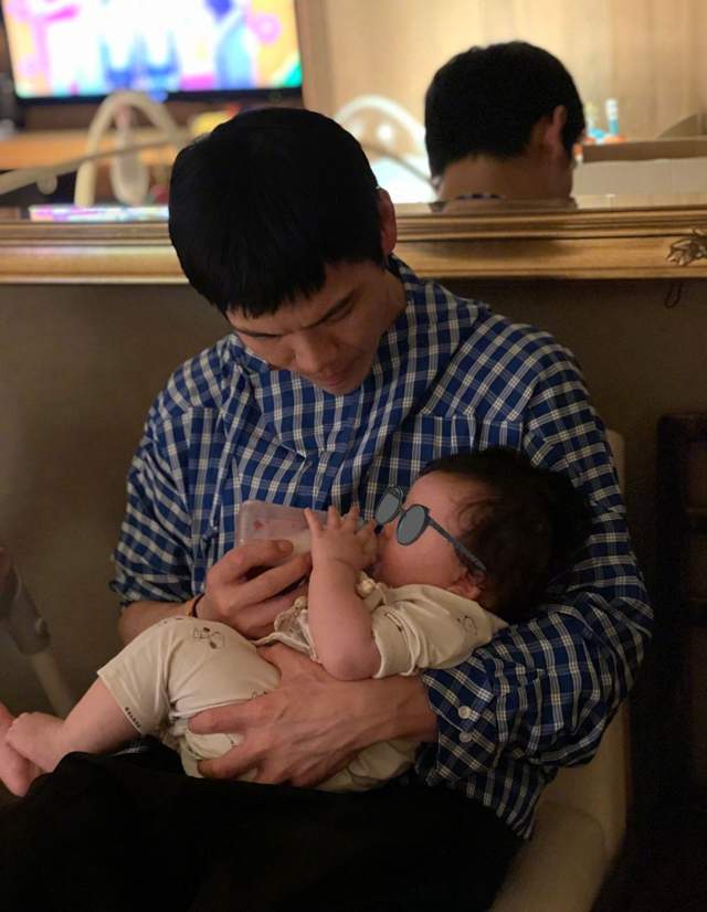 向佐父亲节晒全家福,郭碧婷肚子隆起疑怀孕?女儿正脸曝光太像爸休闲区蓝鸢梦想 - Www.slyday.coM 向佐父亲节晒全家福,郭碧婷肚子隆起疑怀孕?女儿正脸曝光太像爸休闲区蓝鸢梦想 - Www.slyday.coM