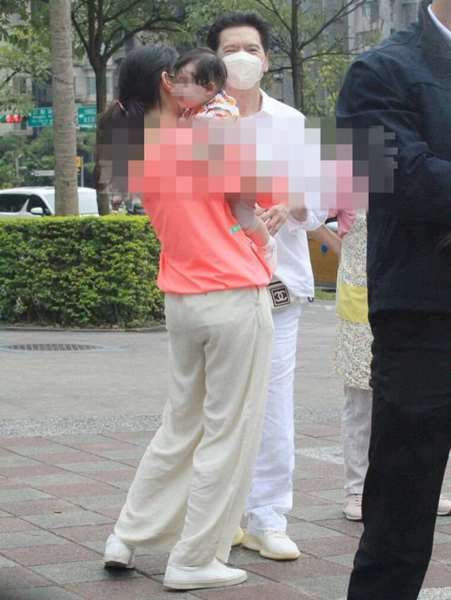 向佐父亲节晒全家福,郭碧婷肚子隆起疑怀孕?女儿正脸曝光太像爸休闲区蓝鸢梦想 - Www.slyday.coM 向佐父亲节晒全家福,郭碧婷肚子隆起疑怀孕?女儿正脸曝光太像爸休闲区蓝鸢梦想 - Www.slyday.coM