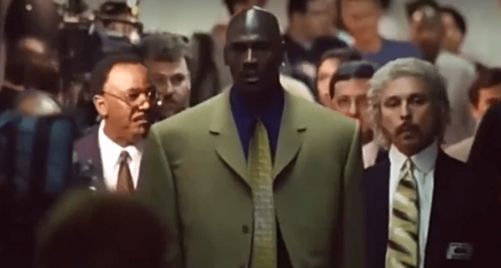 光是身穿这身西装出场的图片,就让人感到大佬气质十足,乔丹的气质源泉