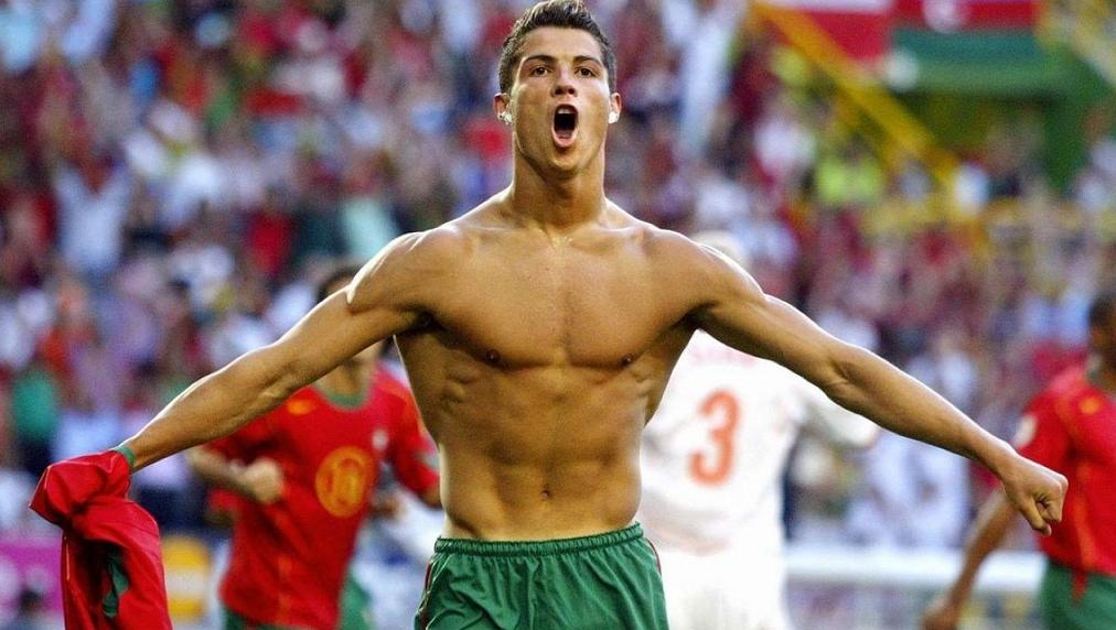 C罗在欧洲杯上秀肌肉！从18岁的小小罗到如今36岁，身材始终健硕休闲区蓝鸢梦想 - Www.slyday.coM