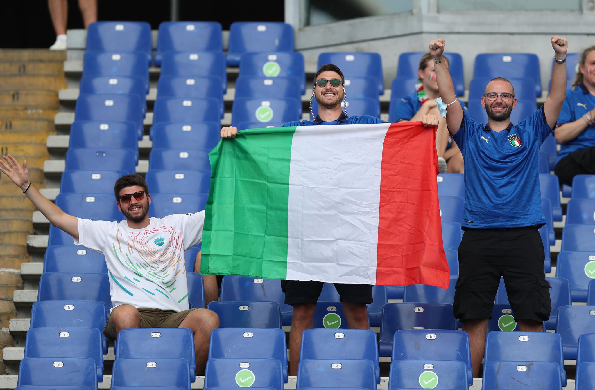 足球——欧锦赛:球迷助阵