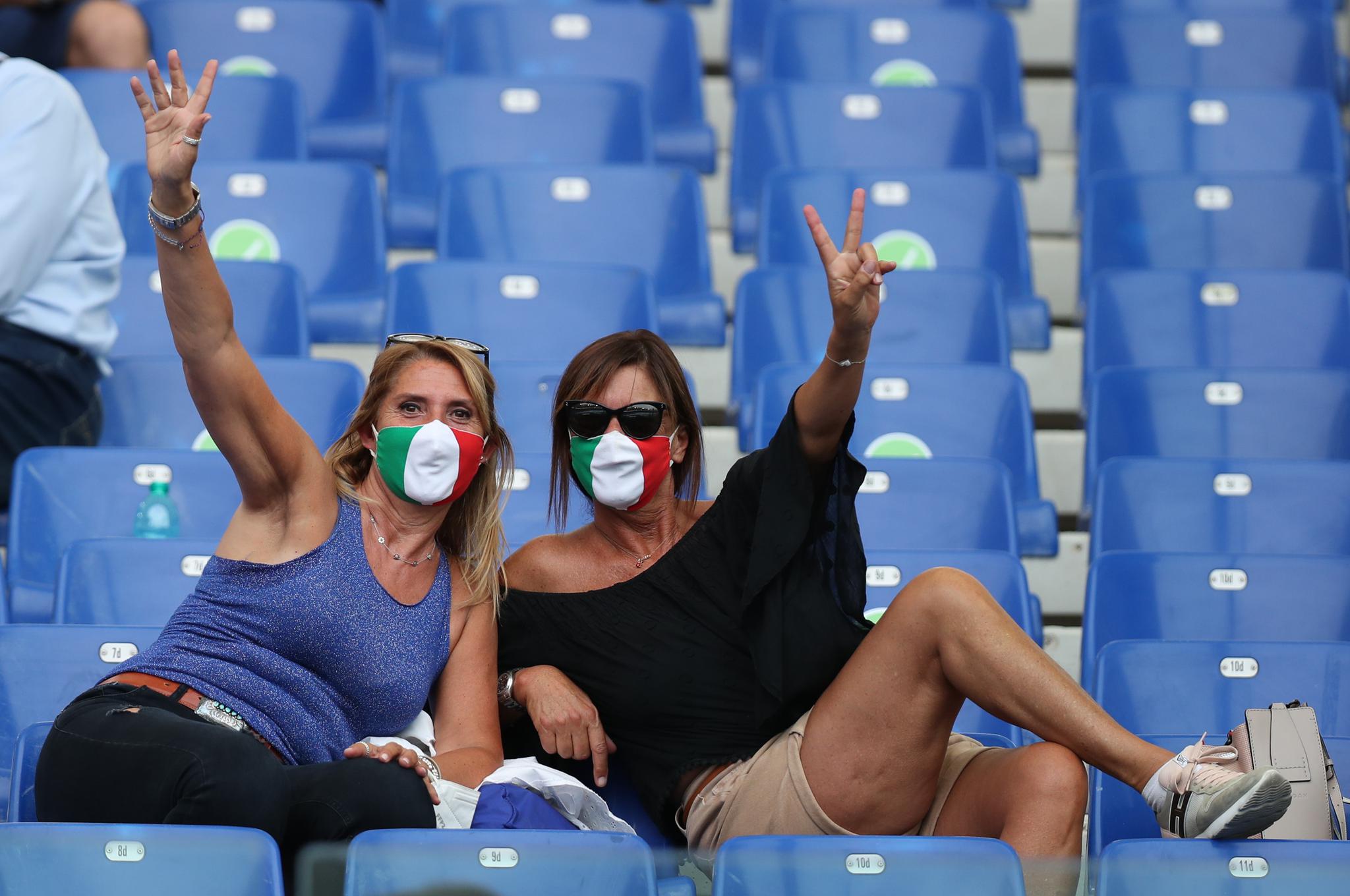 足球——欧锦赛:球迷助阵