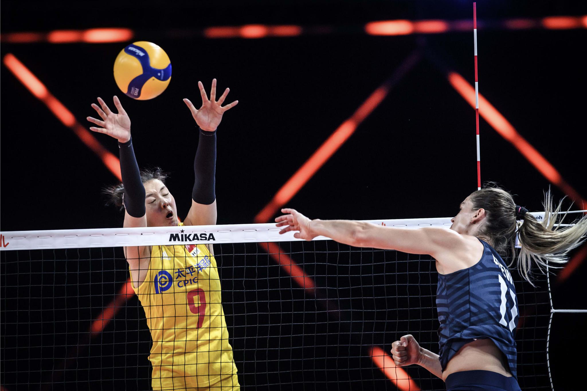 排球世界女排联赛中国队战胜美国队