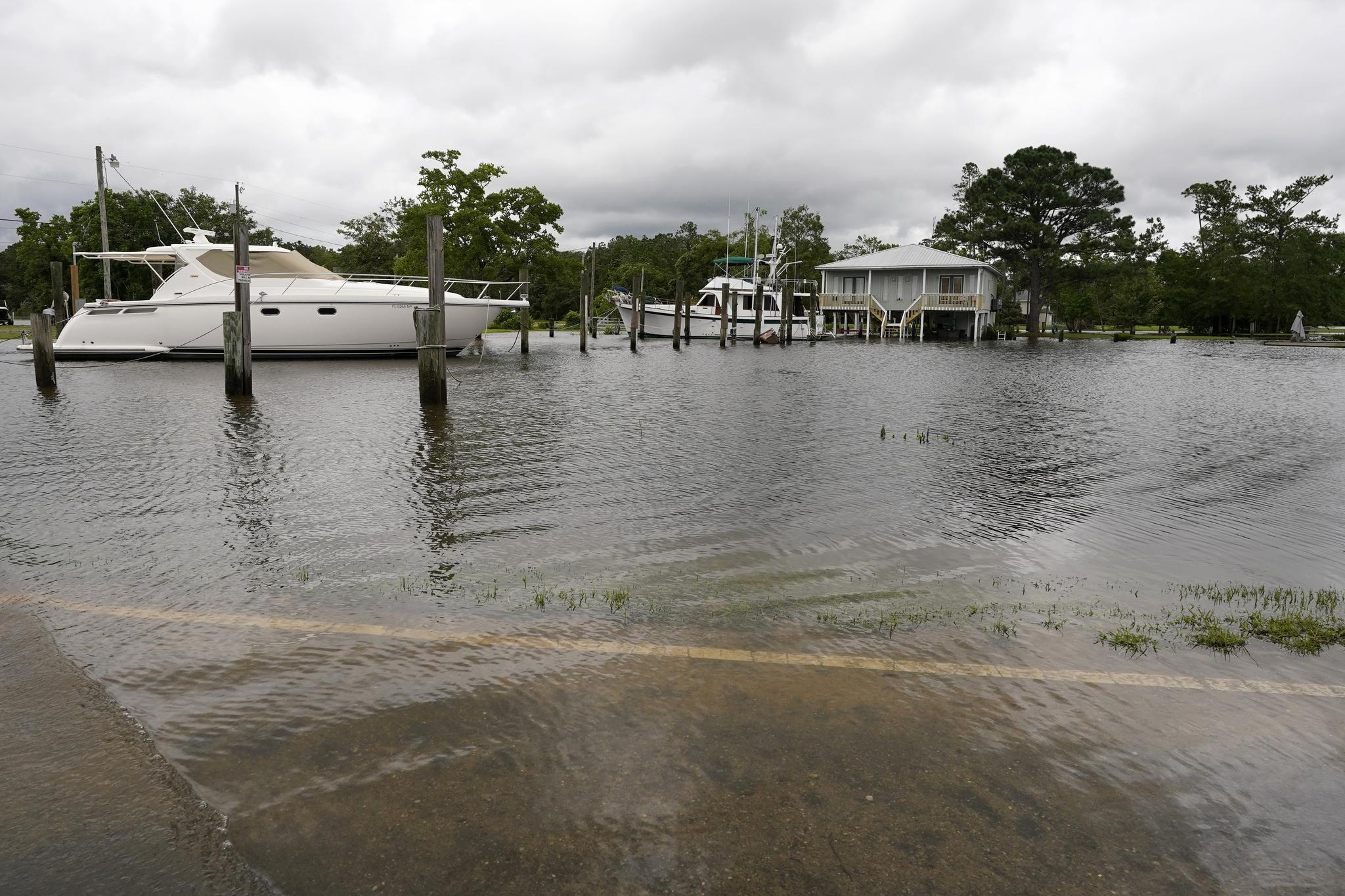 6月19日,车辆驶过美国密西西比州比洛克西一处漫水的路面.
