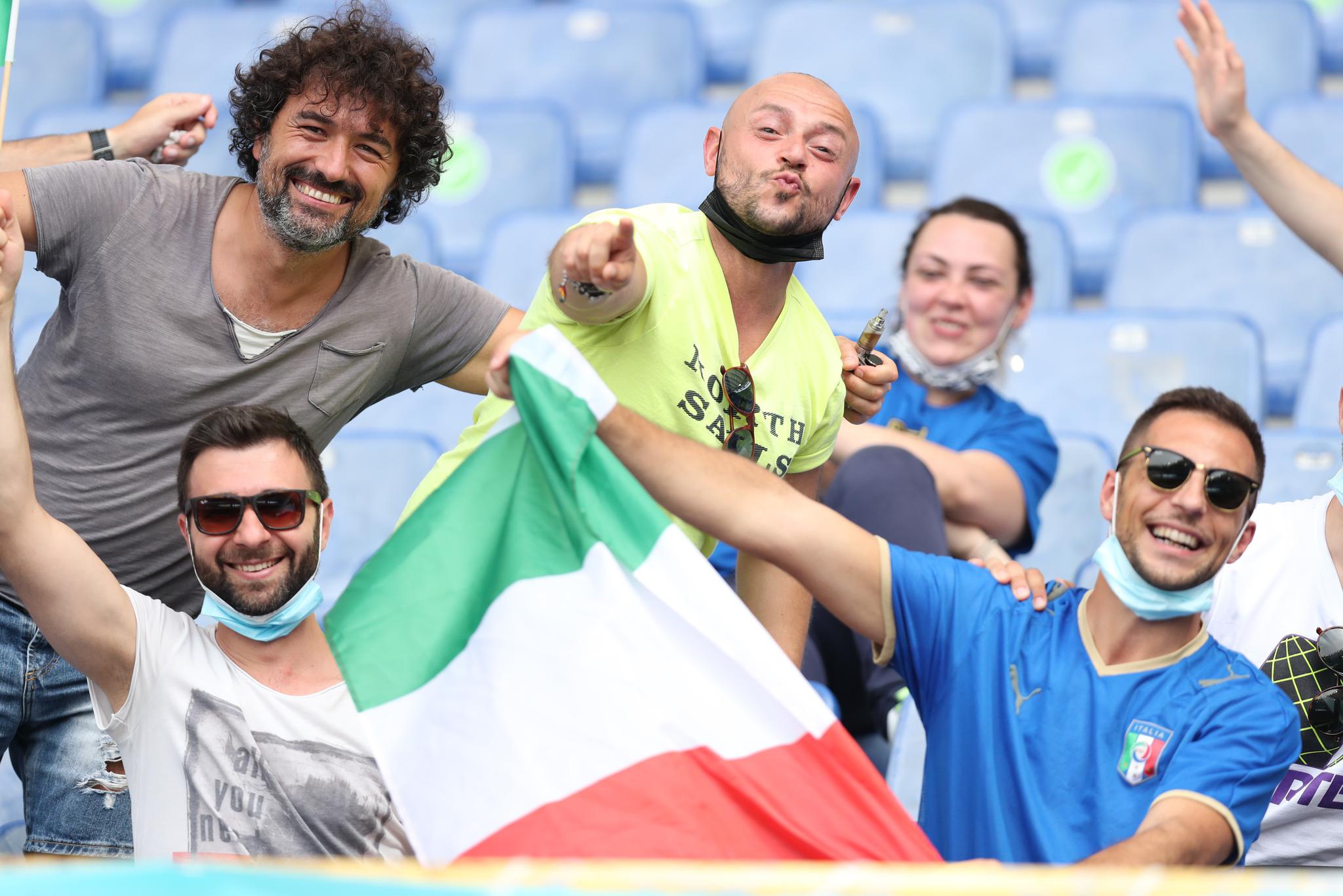 6月20日,意大利球迷在比赛前为球队助阵.新华社记者程婷婷摄