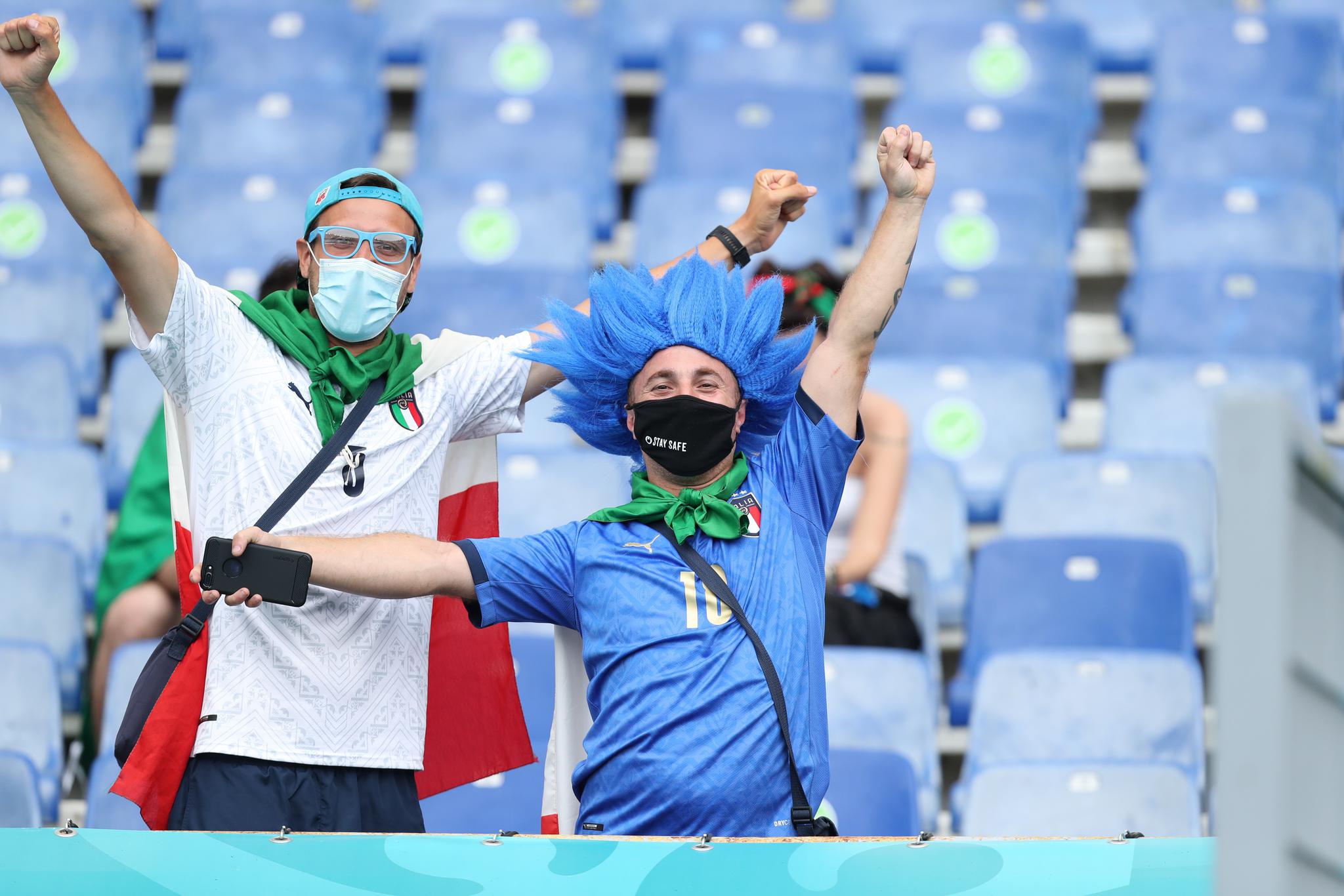 足球——欧锦赛:球迷助阵