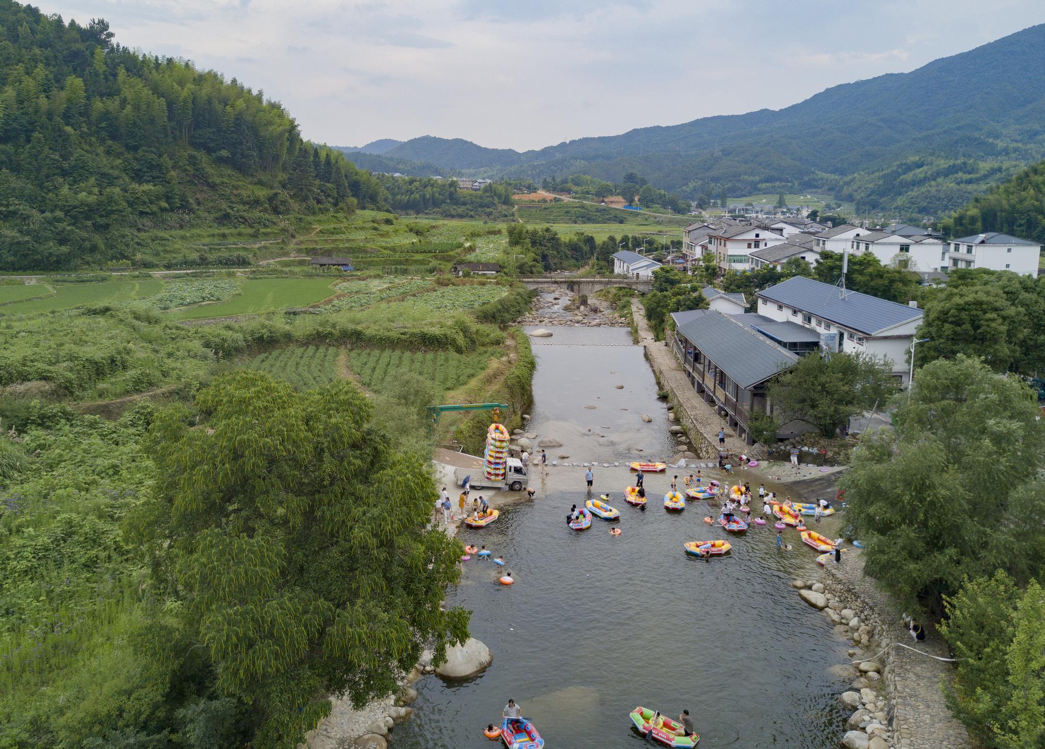 新华社记者 宋为伟 摄6月19日,在建宁县濉溪镇高峰村香溪花谷,游客在