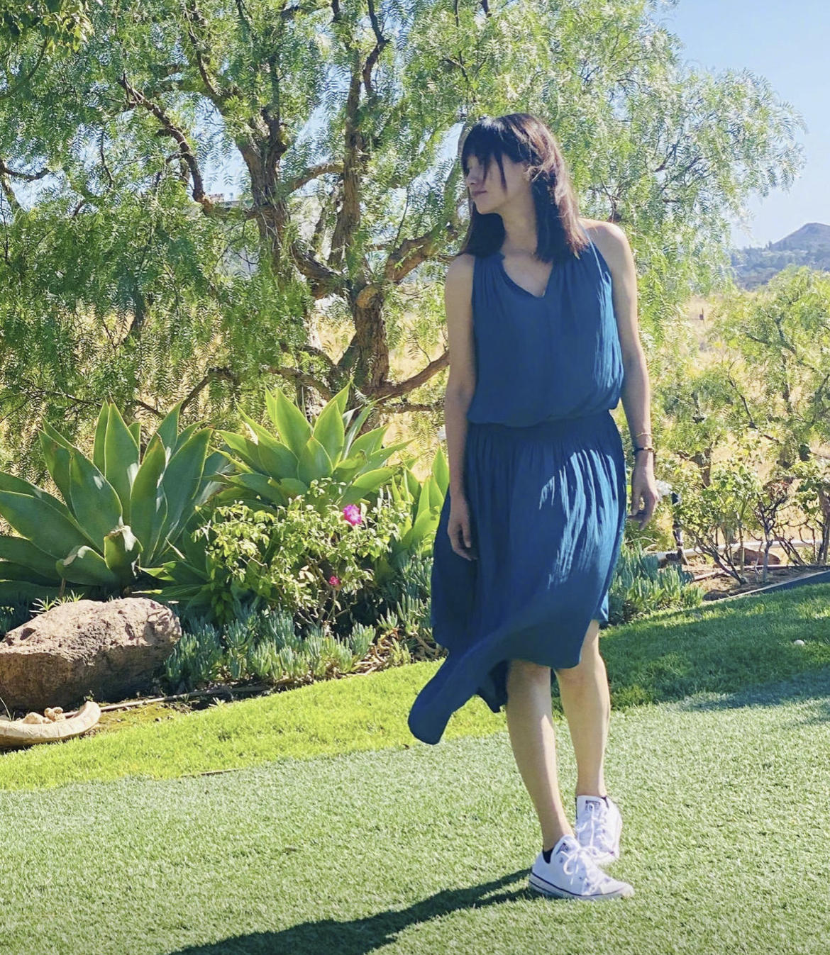 徐静蕾走气质路线穿蓝色运动服配牛仔裤超减龄不像47岁像27岁