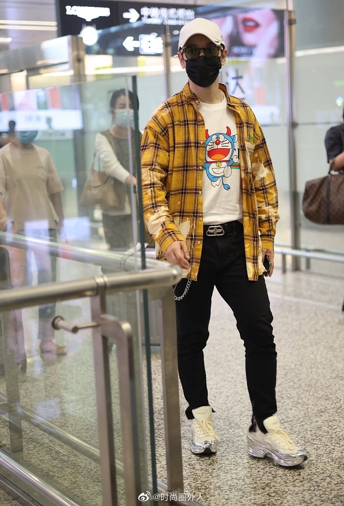 穿黄色格纹衫搭卡通t,增高鞋现身机场……|黄晓明_新浪新闻