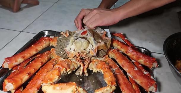 2000元网购"帝王蟹", 蒸熟后打开盖子,原来老外只吃蟹腿是对的
