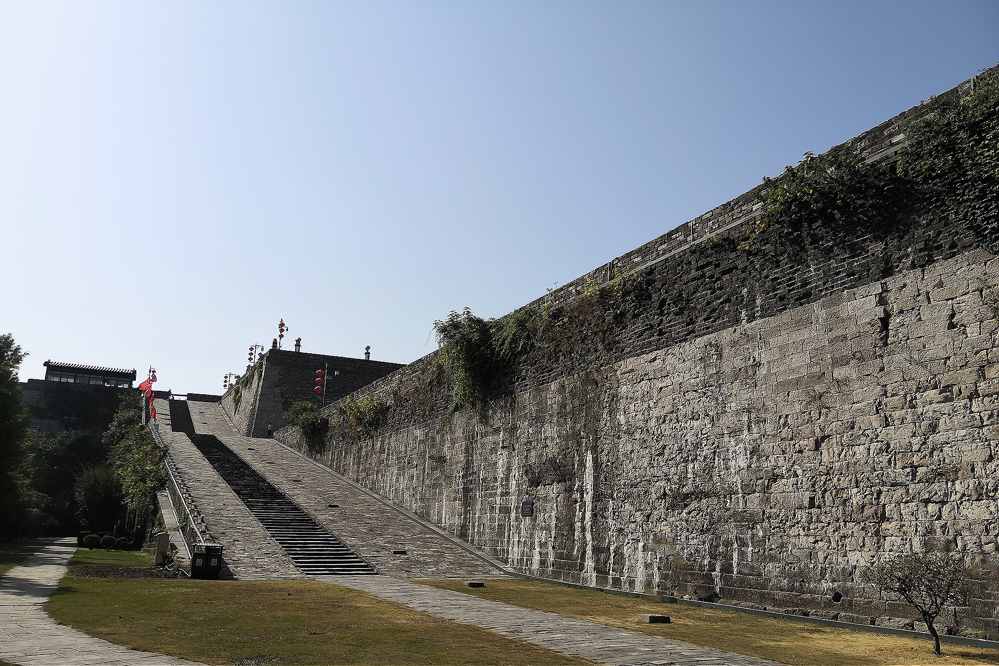 久远,最早可追溯至杨吴时期,为南唐国江宁府和南宋陪都建康府的南门