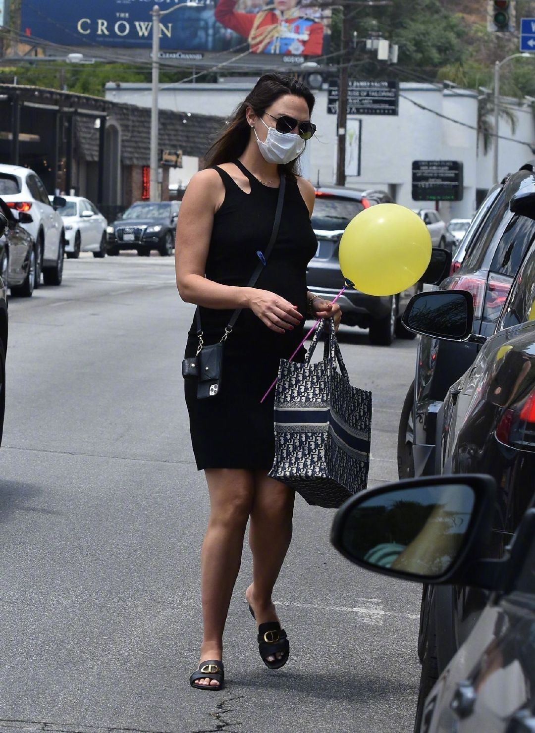 盖尔加朵穿短裙紧捂孕肚,手臂线条太健美,网友:怀孕了也比我瘦