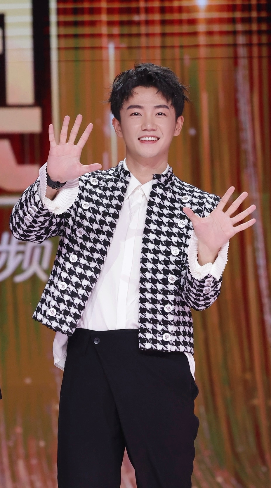 夏志远出席拾光盛典复古宫廷风展现时尚品味