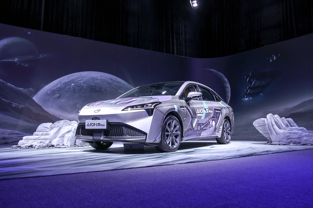 超低风阻大玻璃天幕 爆款电动车就是它 试驾广汽埃安aion s plus