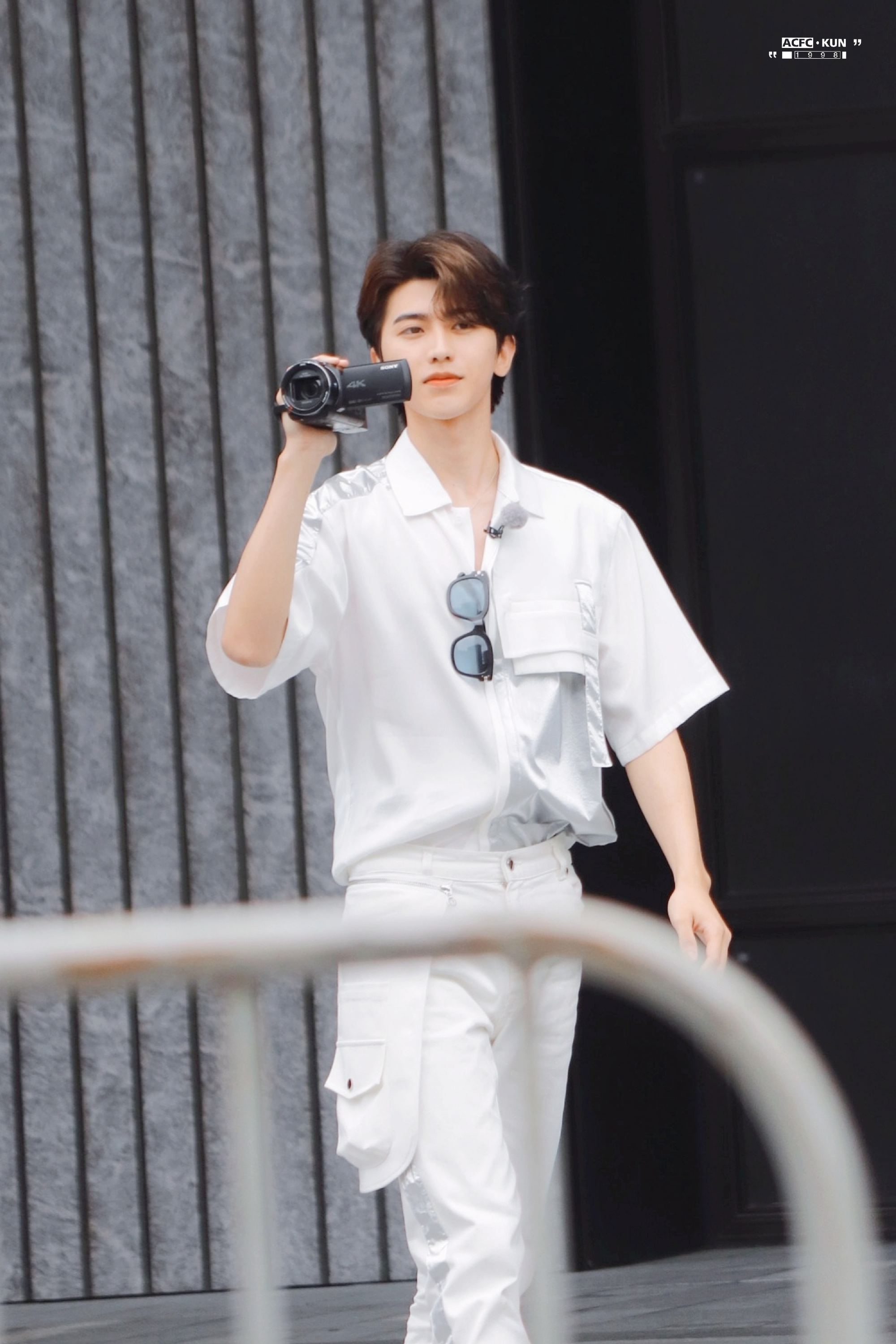 绝了蔡徐坤录跑男玩手机被批评师父谢娜录快本玩手机也被骂过