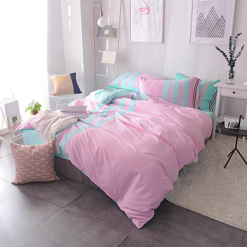 若是一个人住的话,就可以用粉色床单,但如果是夫妻卧室,最好就不要用