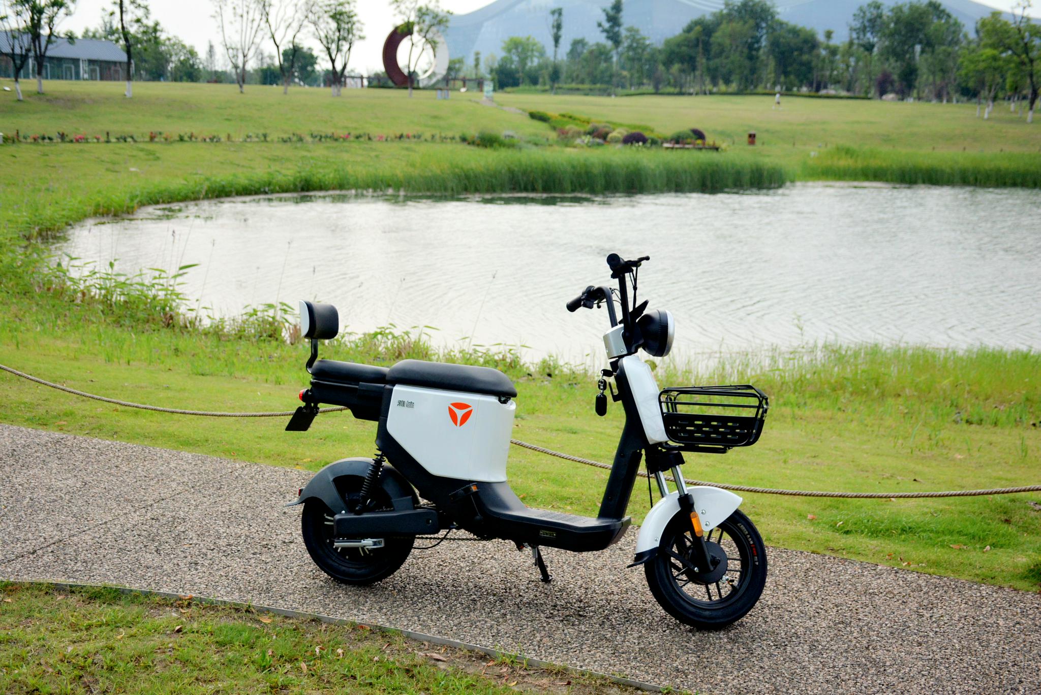 雅迪欧逸电动车:60公里续航,遥控器一键启动-新浪汽车