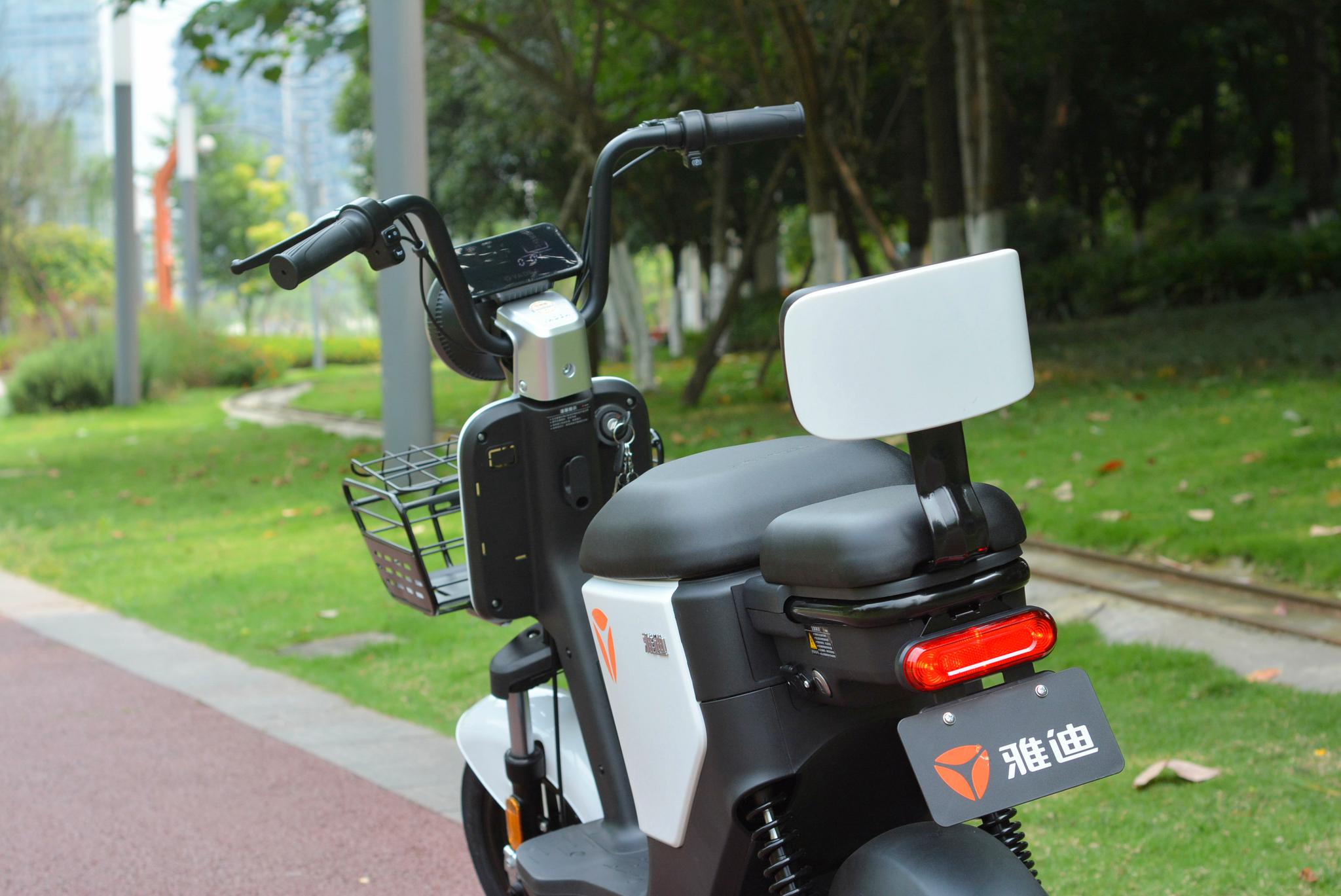 雅迪欧逸电动车:60公里续航,遥控器一键启动-新浪汽车