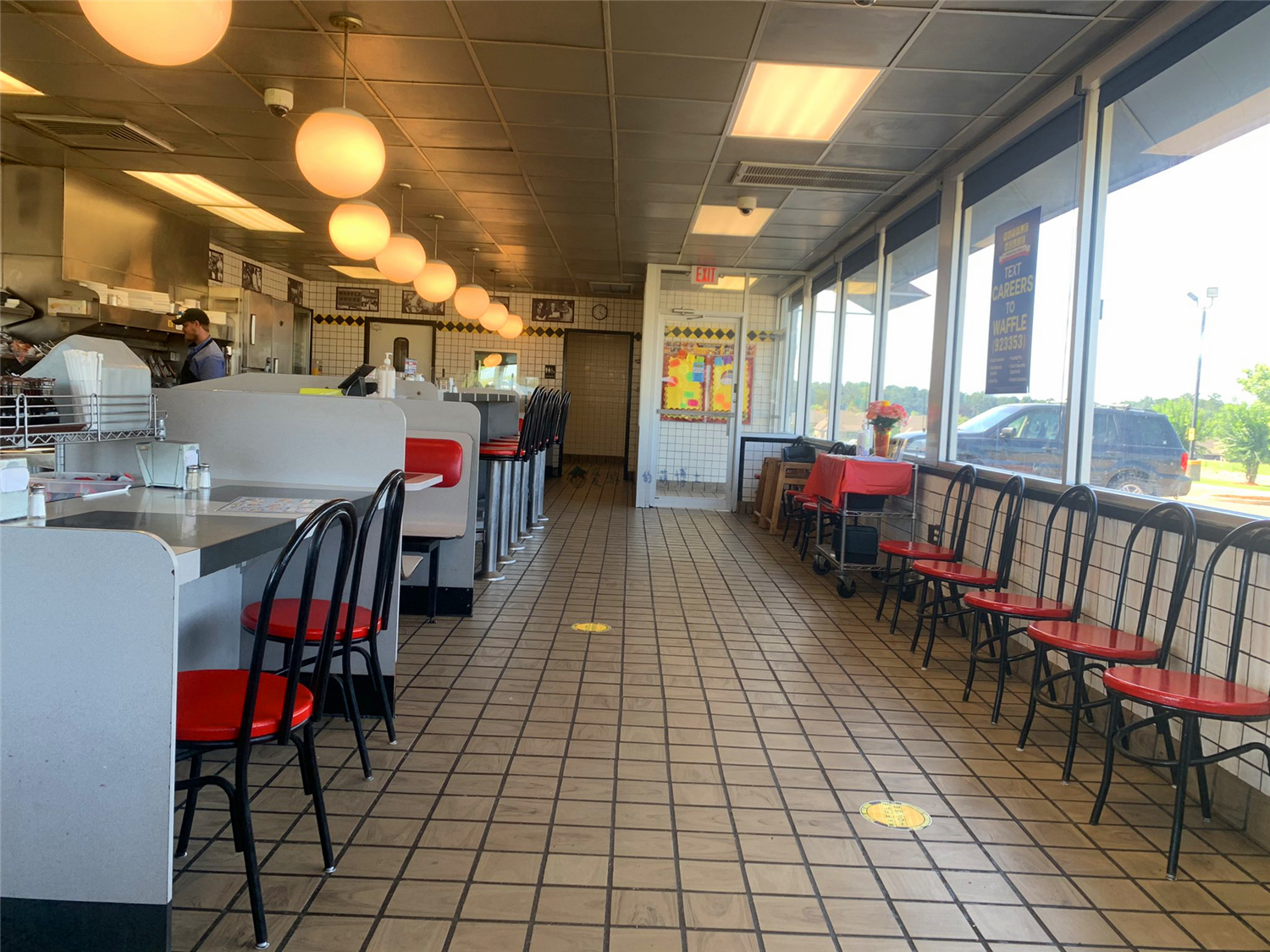 美国记者玩游戏垫底,愿赌服输夜宿快餐店,吃饼吃到吐