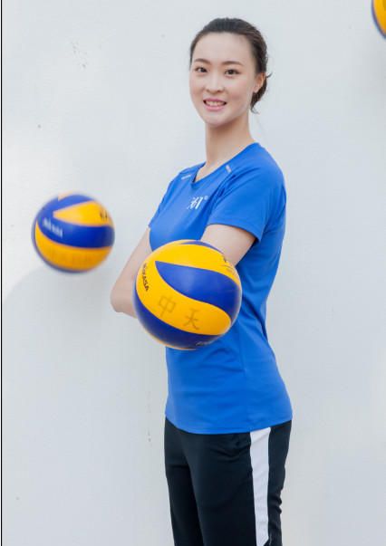 女排姑娘真挺幸福,虽然老公看着不年轻还矮半个头,但两人挺般配