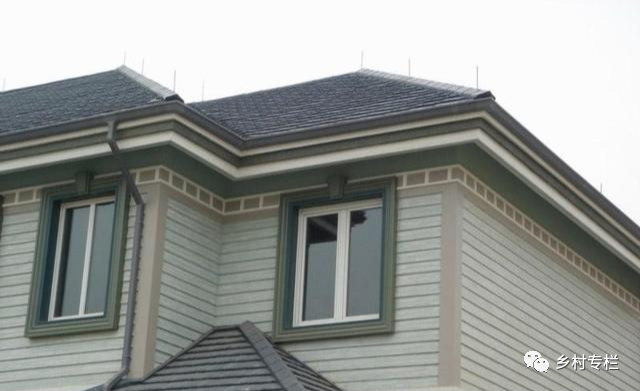 5米以上,如果雨水还是像平房一样顺着瓦槽留下来,只要有一点点风,雨水