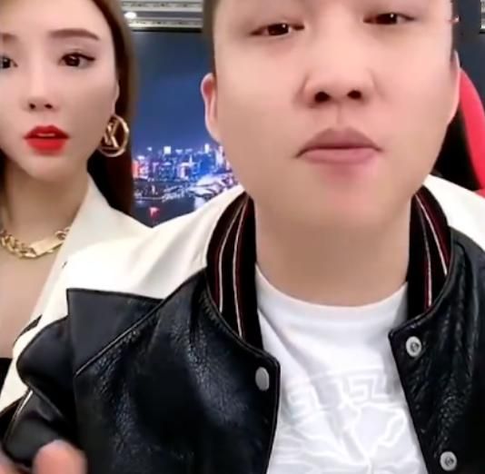 主播二驴夫妇直播间卖山寨手机爆炸：消费者手指受伤(图3)