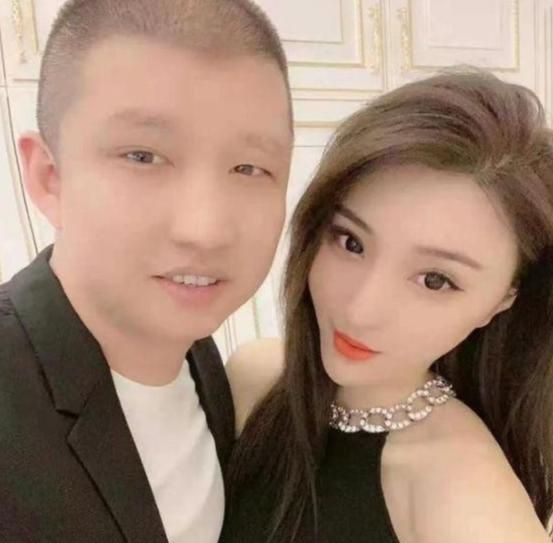 主播二驴夫妇直播间卖山寨手机爆炸：消费者手指受伤(图7)