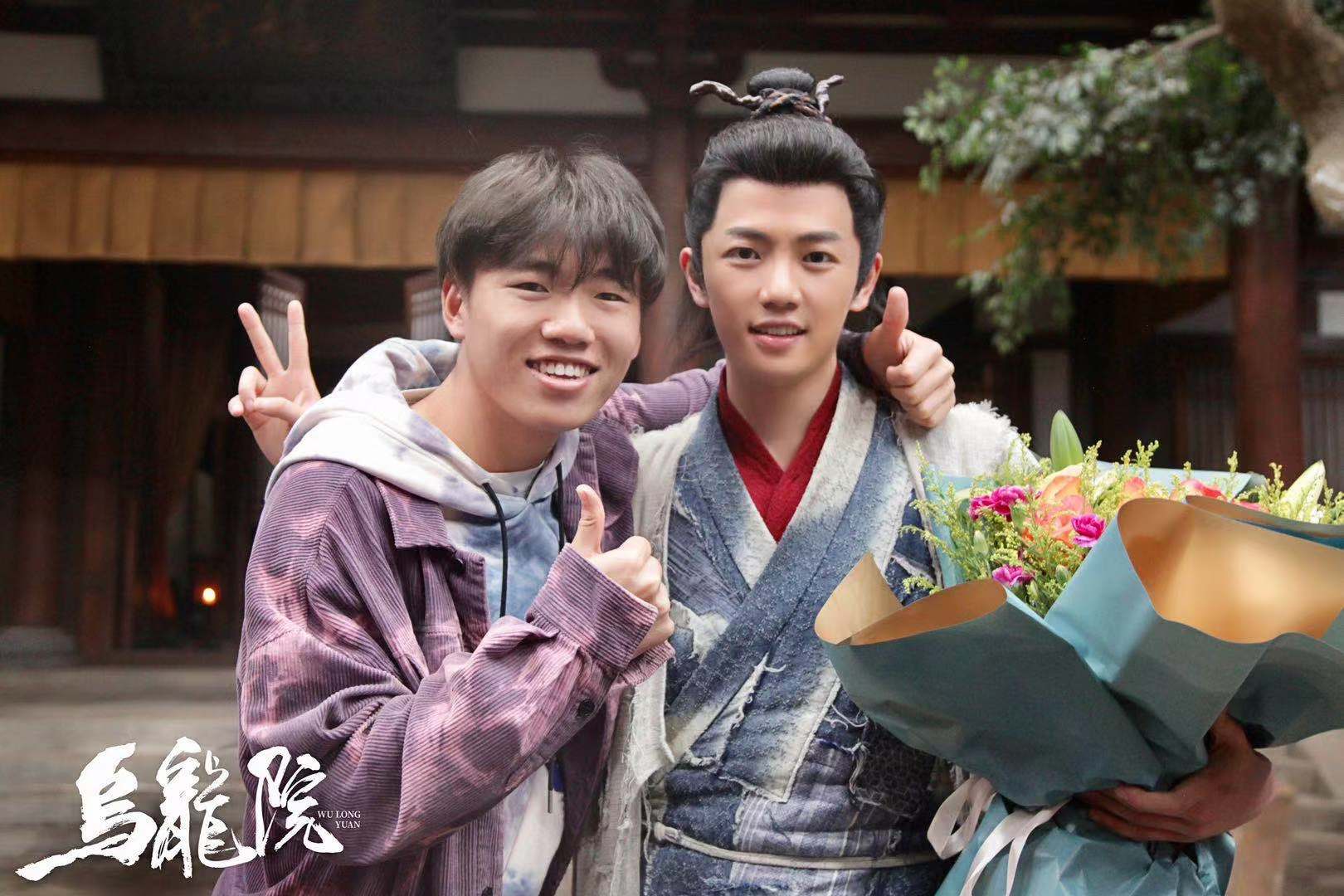 夏志远出席拾光盛典复古宫廷风展现时尚品味