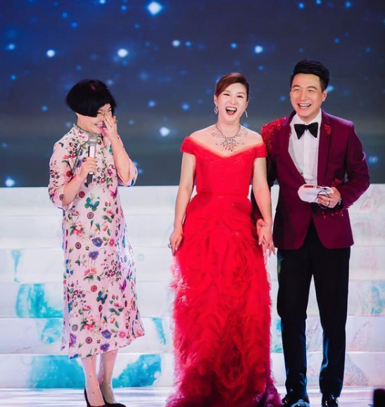 李小璐全家照曝光却被马智宇妻子抢镜长相酷似张萌还在哺乳期