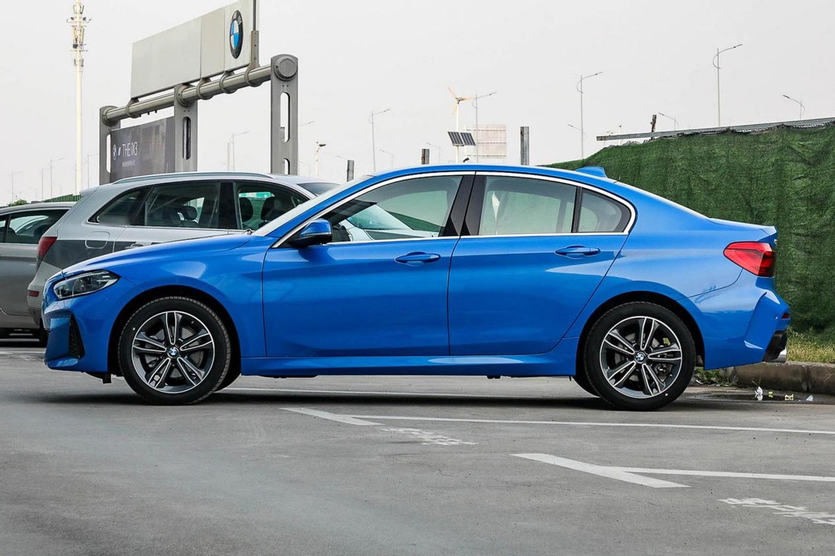 宝马终于良心了,连降4万,前后独悬油耗5.4l,比奔驰a级厚道