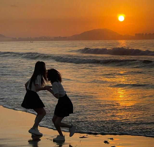 虞书欣分享闺蜜海边照白衬衫搭配百褶裙是校花本人没跑了