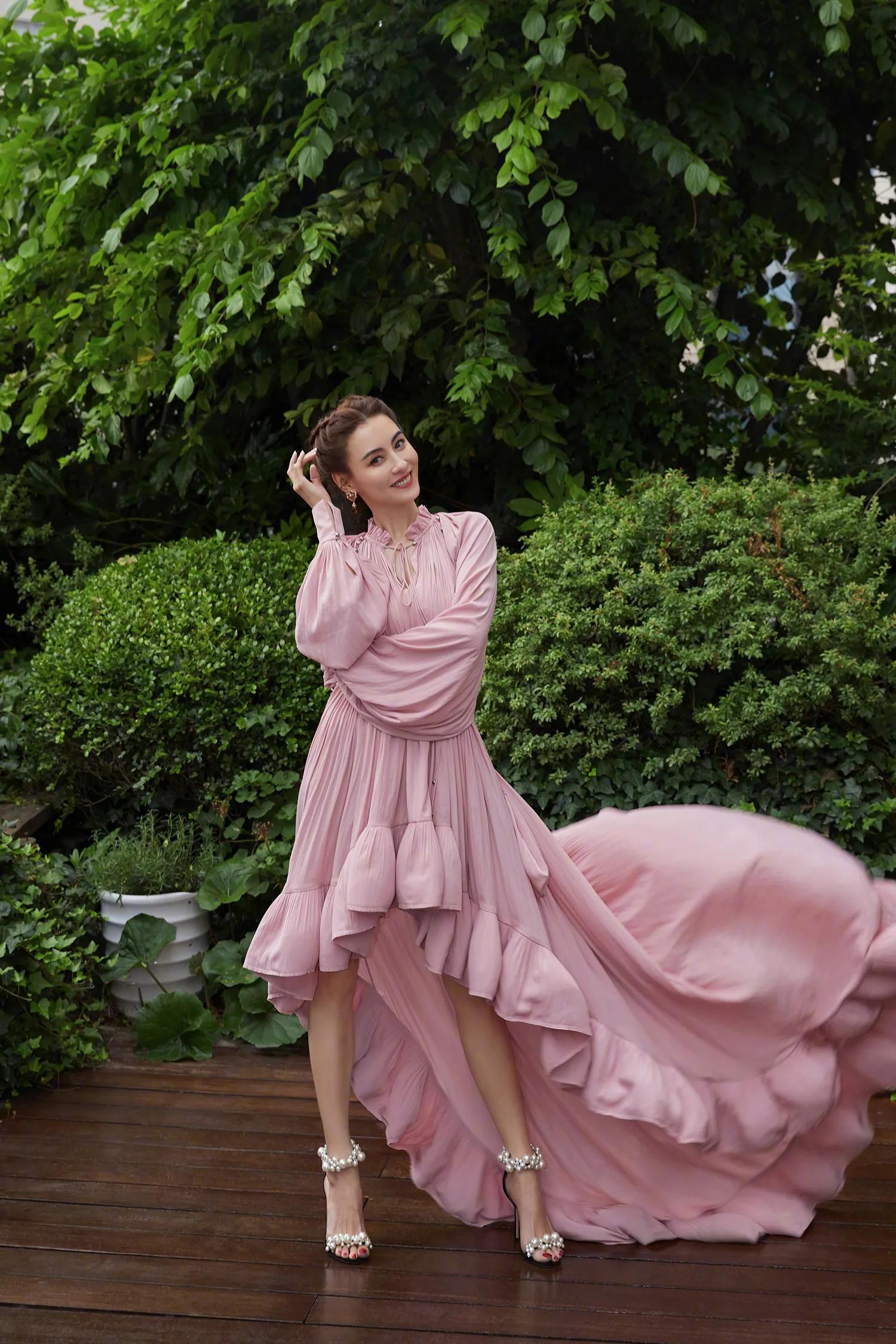 张柏芝 一袭粉色连衣裙,搭配利落的编发,整体造型浪漫又温柔