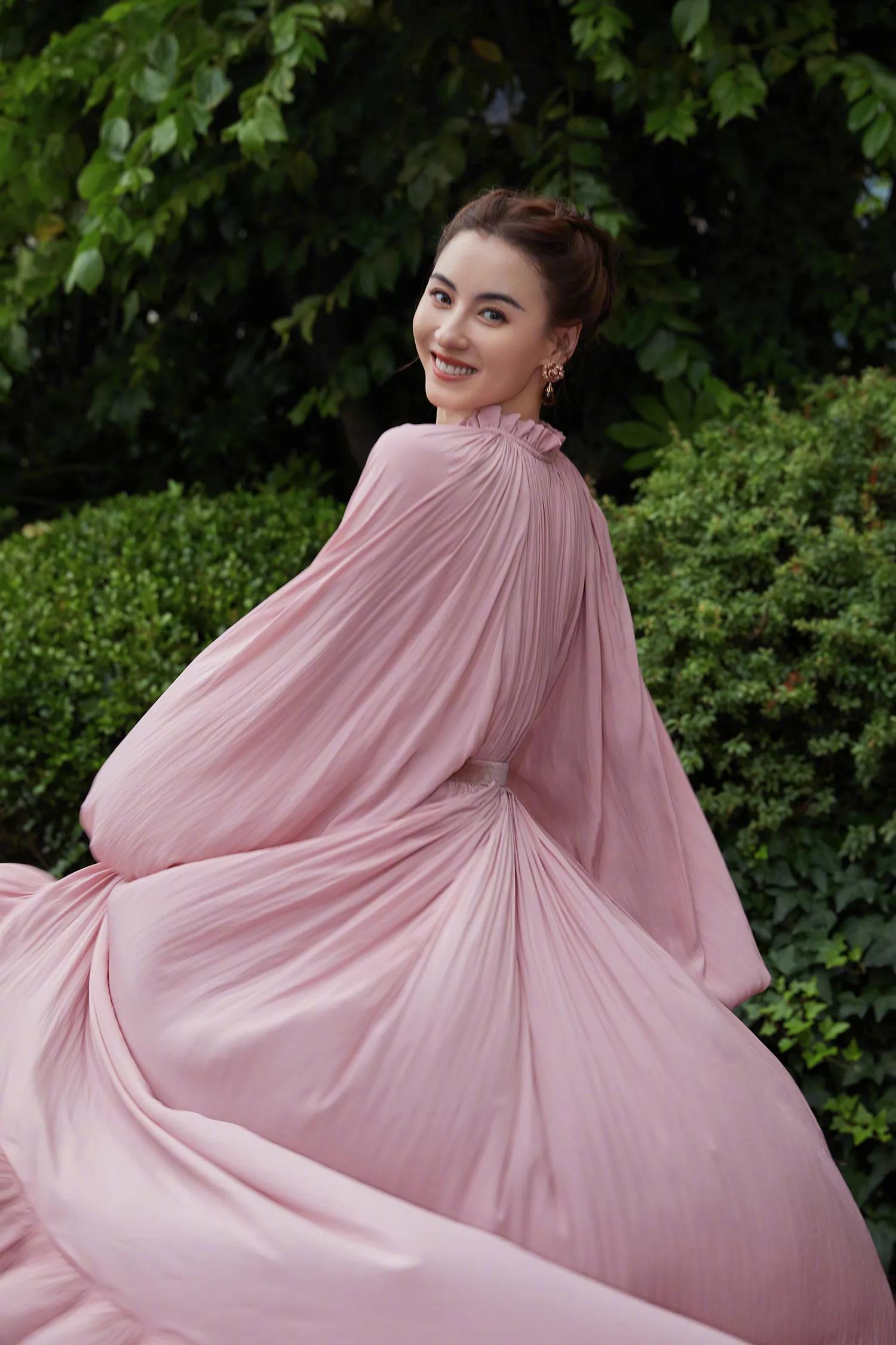 张柏芝 一袭粉色连衣裙,搭配利落的编发,整体造型浪漫又温柔