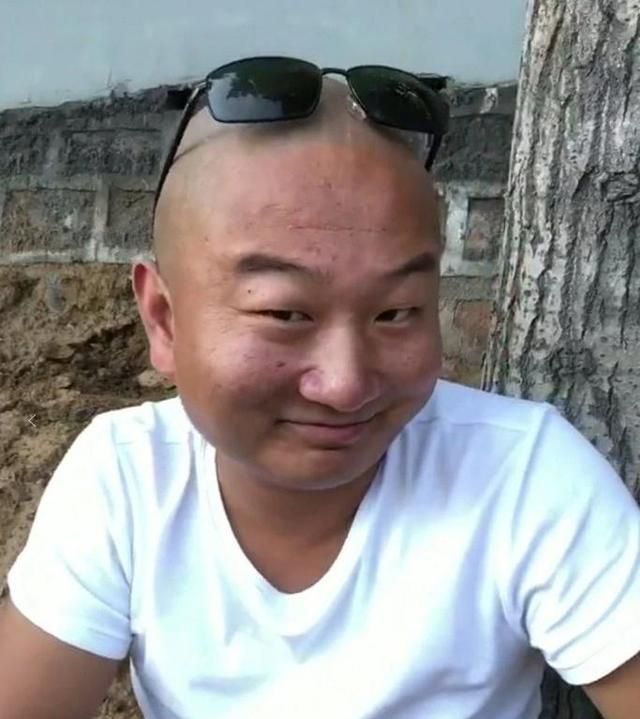 网红giao哥酒吧演出遭黑手抱头鼠窜被迫退场场面十分混乱