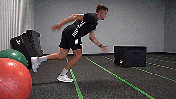 同时带动另一边的胳膊和另一边的腿,确保我们抬起膝盖以训练臀部屈肌